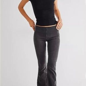 Free people We The Free Penny Pull-On Flare Jeans washed black. Size 28 Short